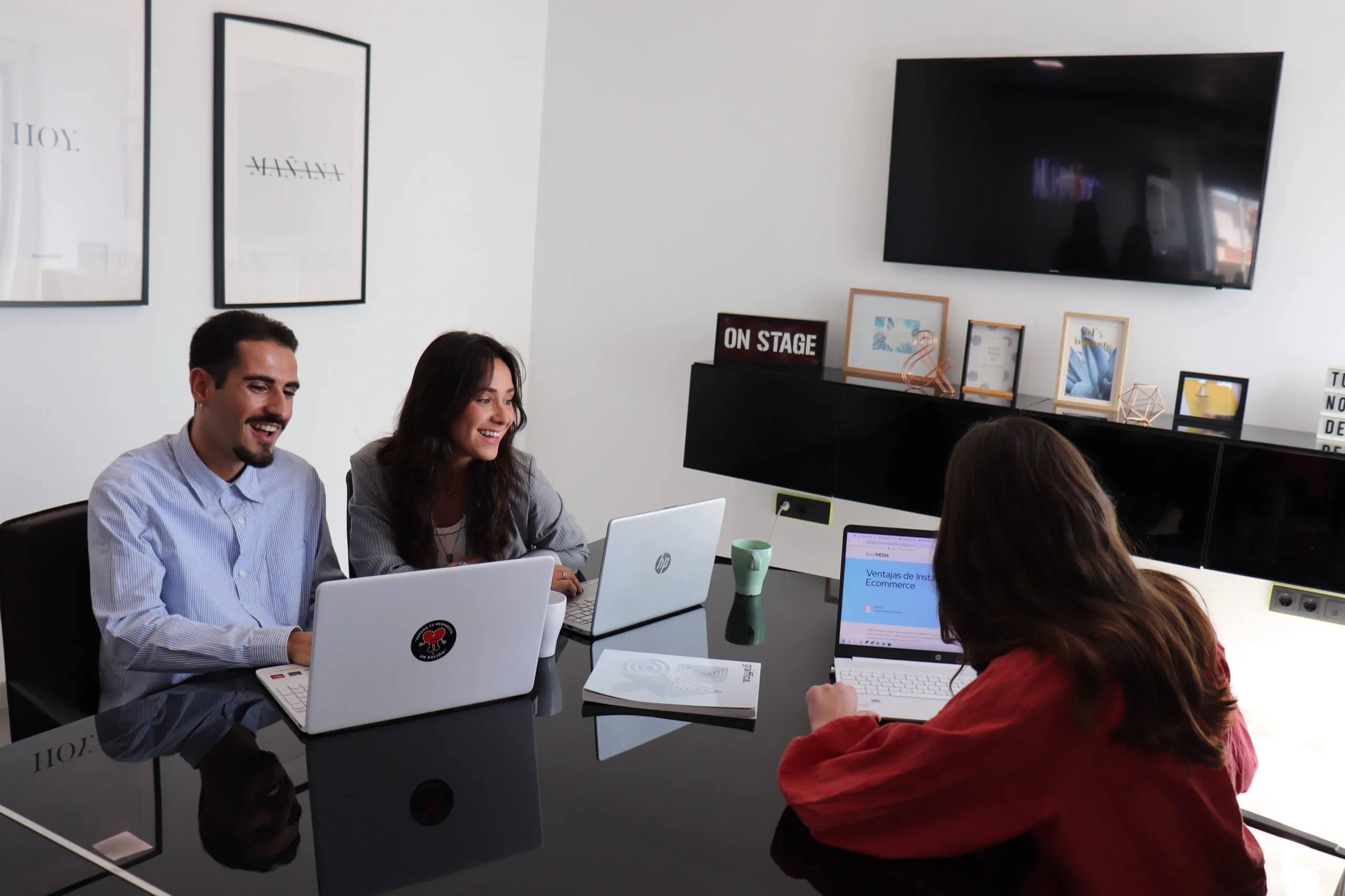 El equipo de iberoMEDIA trabajando en la oficina